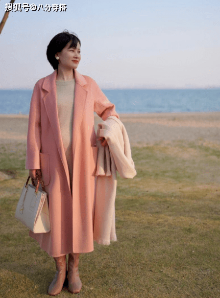 米色 长款大衣怎么穿出时尚感？看看这些穿搭小技巧，日常实用不挑人