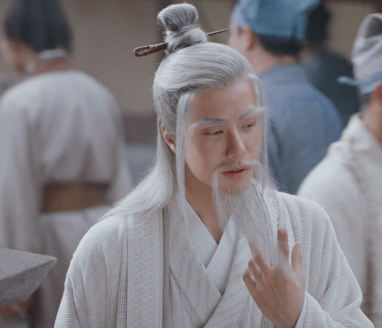 显得|《有翡》：王一博老年装造型上线，第一次被老爷爷给帅到了！