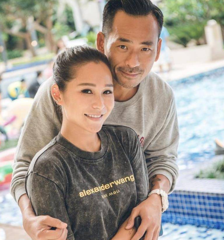 坊间称呼"洗米嫂"的陈慧玲,是他的第二任老婆,陈慧玲早年是个保险经纪