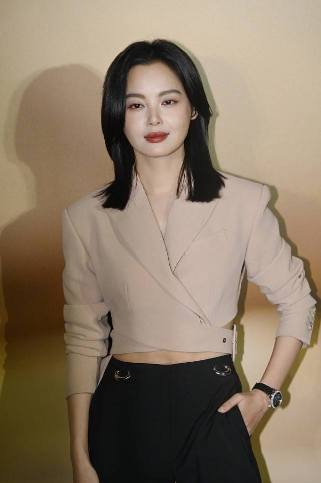 原创辛芷蕾的长相很贵气穿藕粉色西装有一种知性美不愧是魅力女人