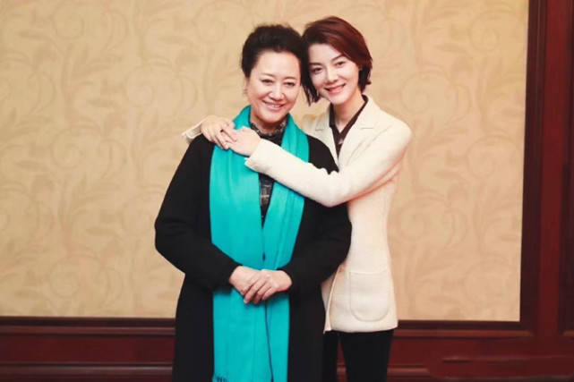 裙子 车晓母女同框，66岁王丽云穿印花裙母女似共用一张脸，同框像闺蜜