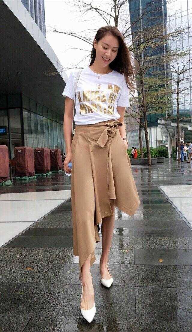 黑色 谢杏芳林丹同框，谢杏芳一袭红裙搭配黑丝袜性感迷人，大长腿抢镜