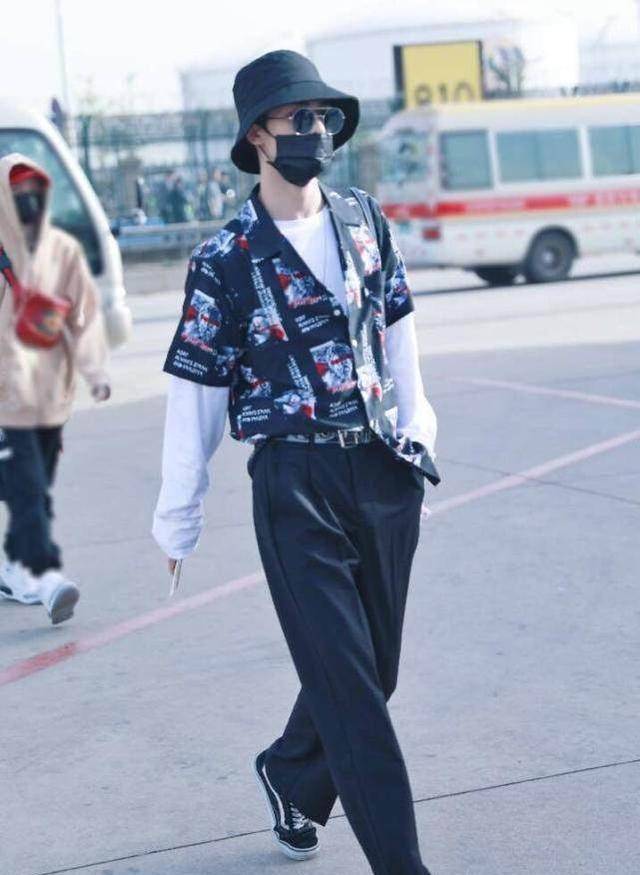 朱正廷 陈立农来机场,打扮很有自己的特色,跟朱正廷有一拼!