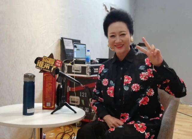 裙子 车晓母女同框，66岁王丽云穿印花裙母女似共用一张脸，同框像闺蜜
