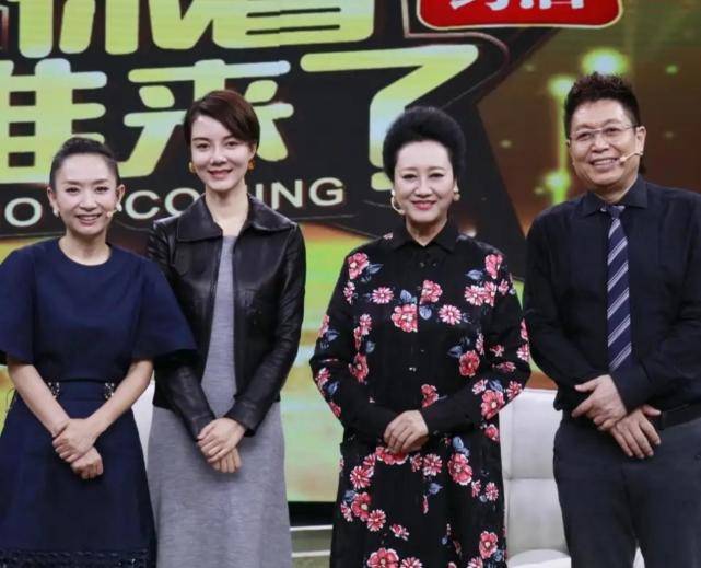 裙子 车晓母女同框，66岁王丽云穿印花裙母女似共用一张脸，同框像闺蜜