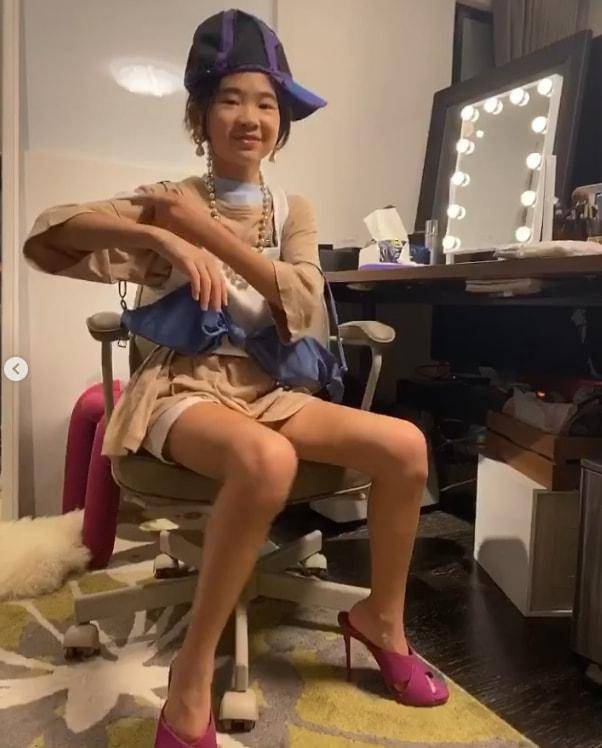 高跟鞋 新鲜的曹格女儿来了！打扮潮流，脚上那双超高的高跟鞋引人注意