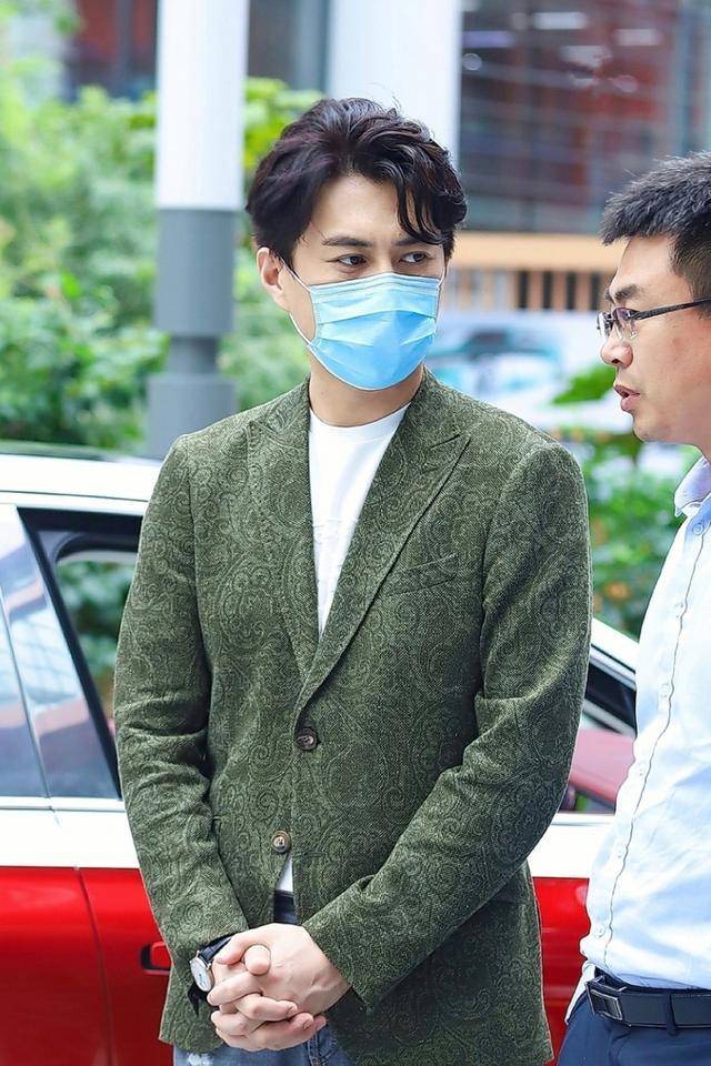 黑色 经典的黑色皮靴也符合法式风格的复古与精致