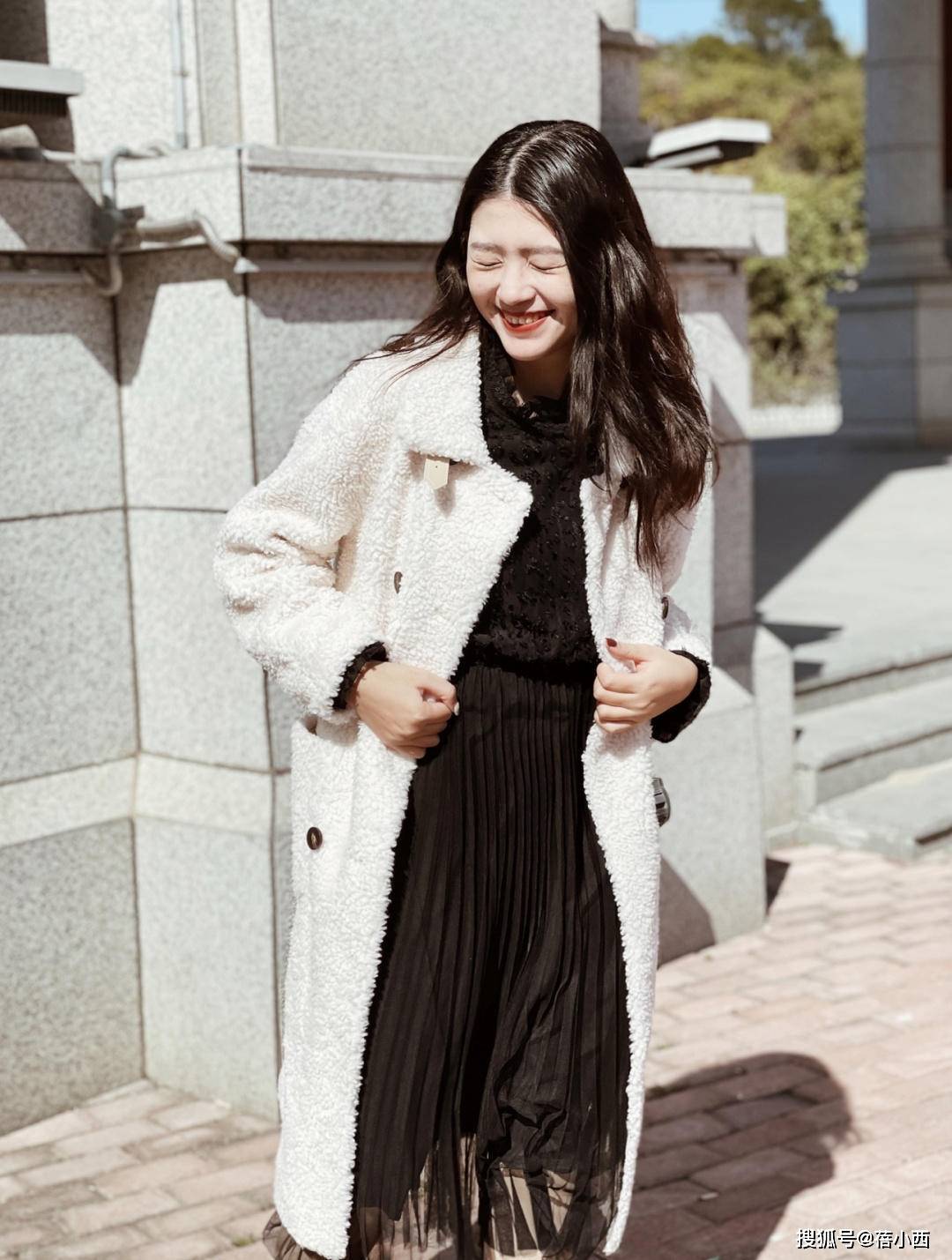 羊羔 冬季还是穿“羊羔毛外套”最减龄，配半身裙、小黑裤，时髦又洋气