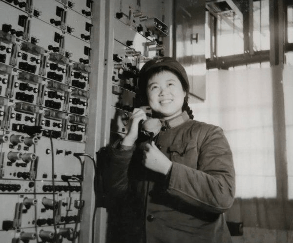 美哉当年女通讯兵的风采