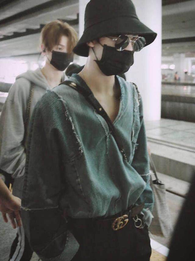 朱正廷 陈立农来机场,打扮很有自己的特色,跟朱正廷有一拼!