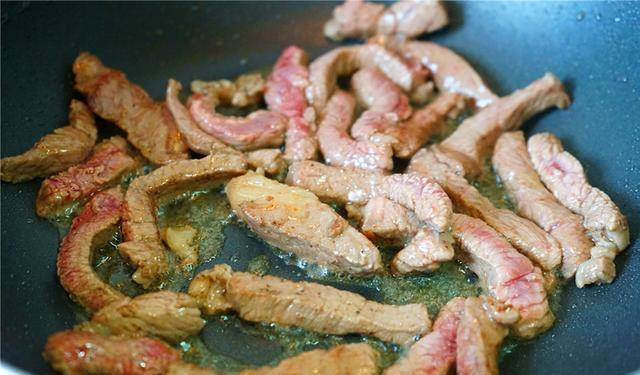 美食|早餐的煎牛扒，十分钟变身嫩滑炒牛柳，这食谱实用好吃，家人喜欢