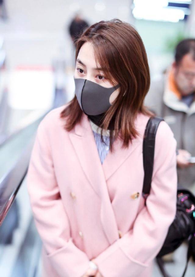 一身 马苏用一件粉色大衣证明，减龄变年轻就是这么简单