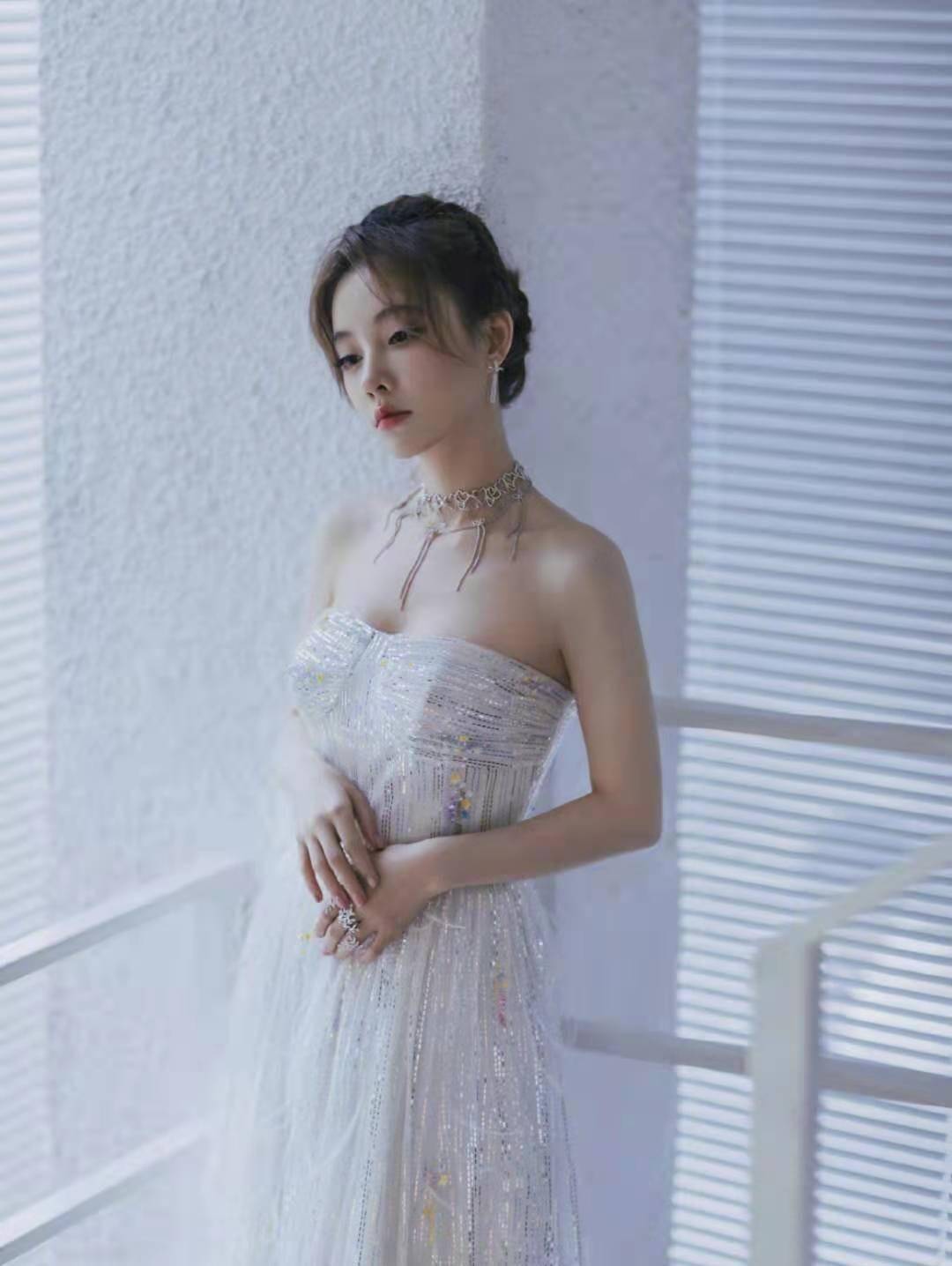 但是冯提莫她也经常地对自己产生了一个转变,也就是