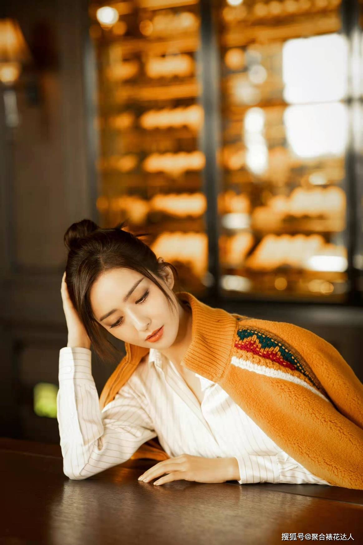 佟丽娅气质真好,羊羔绒配丸子头俏皮可爱,宛似冬日里奔跑的精灵_外套