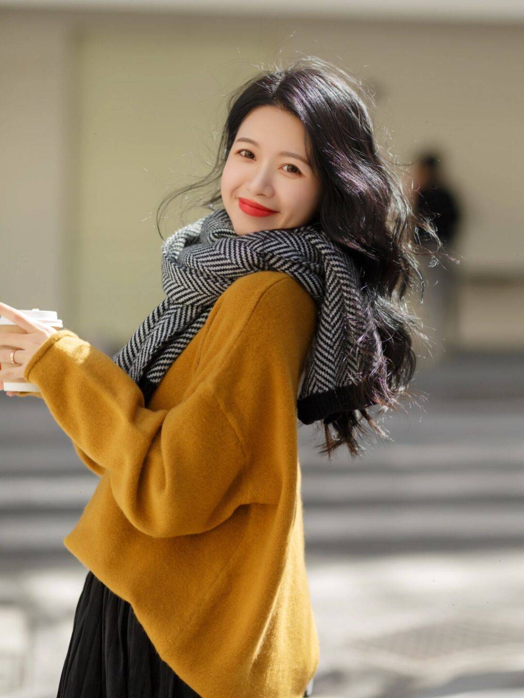 颜色 天冷了，为什么建议“毛衣搭配半身裙”，时髦精们的示范给你答案