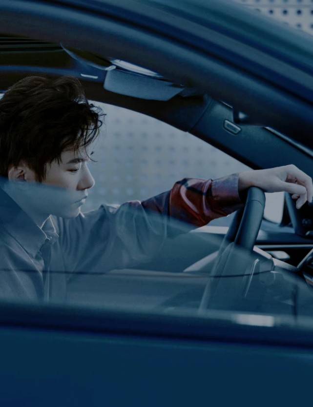 易烊千玺预告首曝开车片段长发自由随性越来越有男友力了