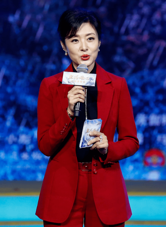 周涛真适合穿西装,红色西服套装知性干练,配黑色衬衫利落高级