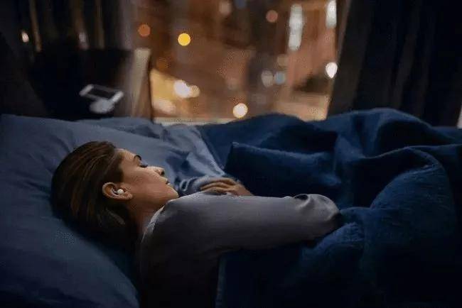 营造睡眠环境良好的睡眠环境需要保持黑暗,安静,凉爽,舒适.