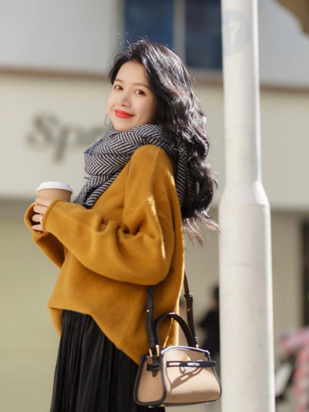 颜色 天冷了，为什么建议“毛衣搭配半身裙”，时髦精们的示范给你答案