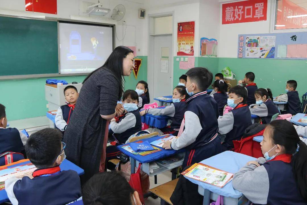 姜莉莎在杨村第十六小学创新开展 "党史 法治"主题班会获得了国家司法