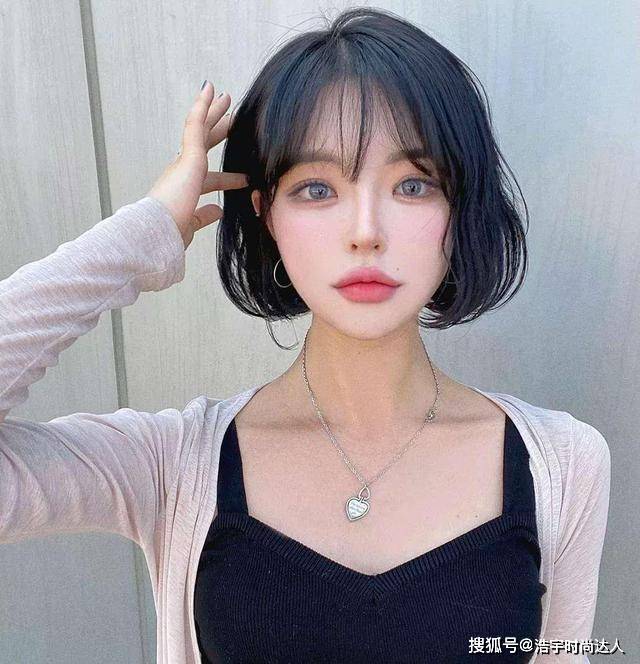 发型杨幂最新短发造型，优雅又有一丝痞气，今年这几款短发造型很流行