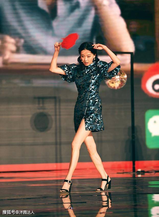 贾玲捧 被贾玲捧红的张小斐，气质原来这么高级，宽松穿搭却不影响秀身材