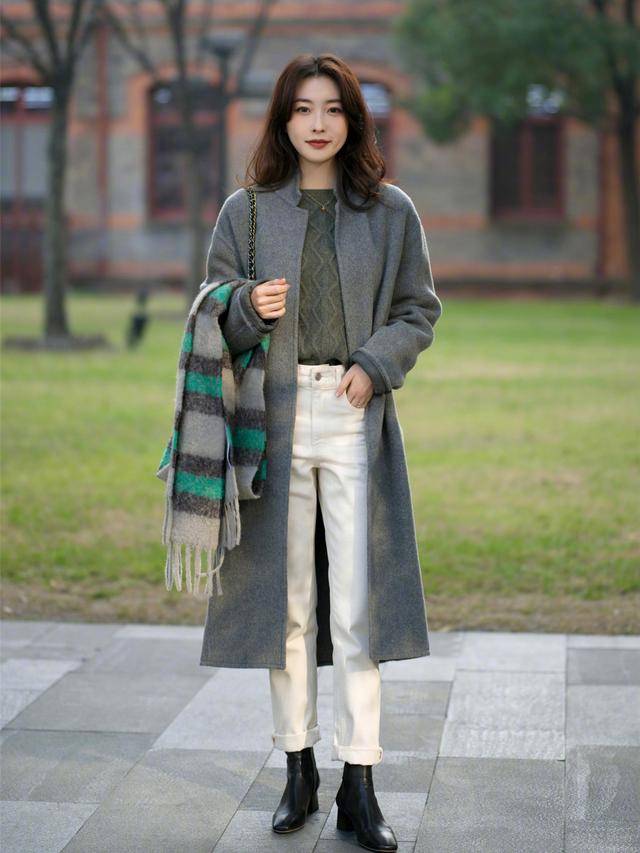 大腿 穿长大衣，搭“短靴”还是“长靴”更好看？穿对了提气质又显高