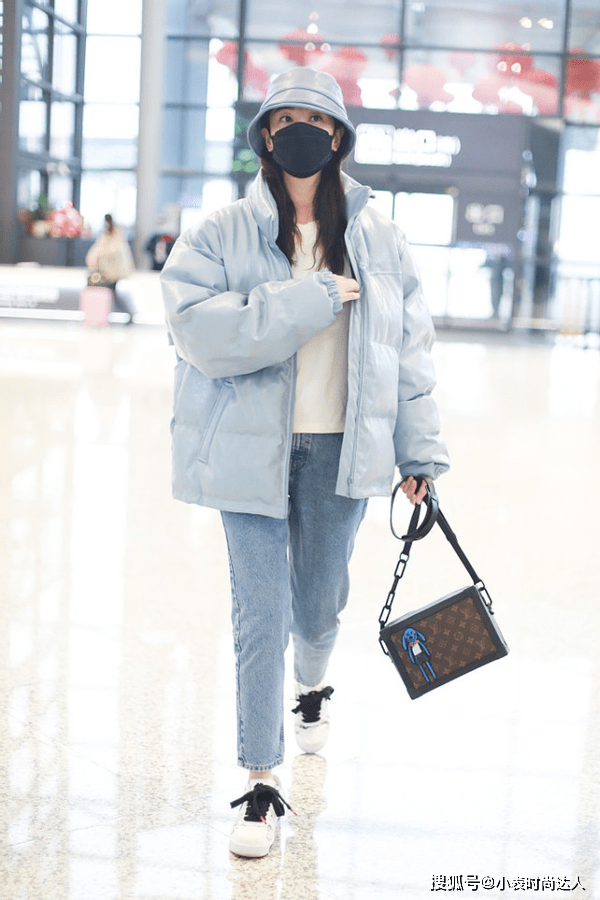 颜色 郑希怡穿冬装都比别人有范，皮面羽绒服配九分裤，时尚堪比小姑娘