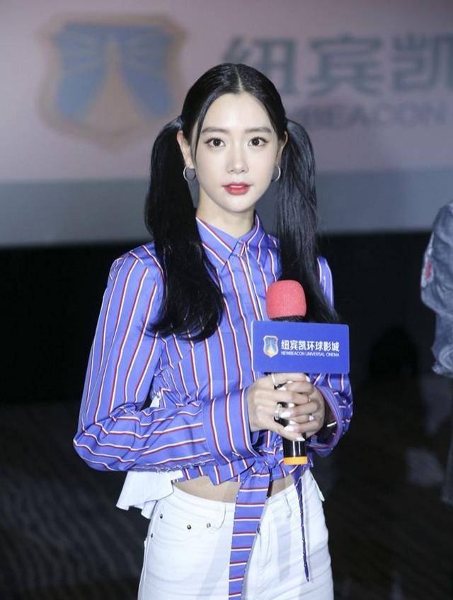 条纹 克拉拉真是“人间尤物”，穿蓝色连衣裙性感高挑，前凸后翘太撩人