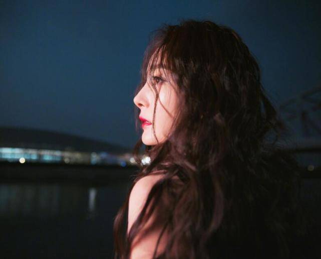 身材 杨幂穿吊带人鱼裙拍江景大片，镜头前撩发摸脸，身材火辣超有料