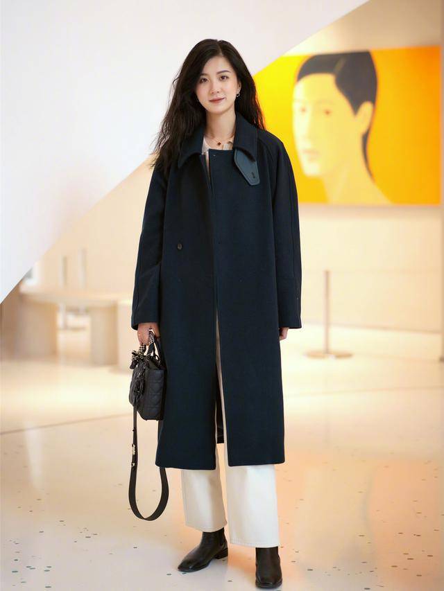 大腿 穿长大衣，搭“短靴”还是“长靴”更好看？穿对了提气质又显高