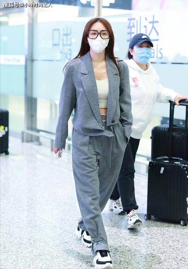 整体 秦岚带火一种潮流,叫“里面夏天,外面冬天”,时尚减龄太有范儿