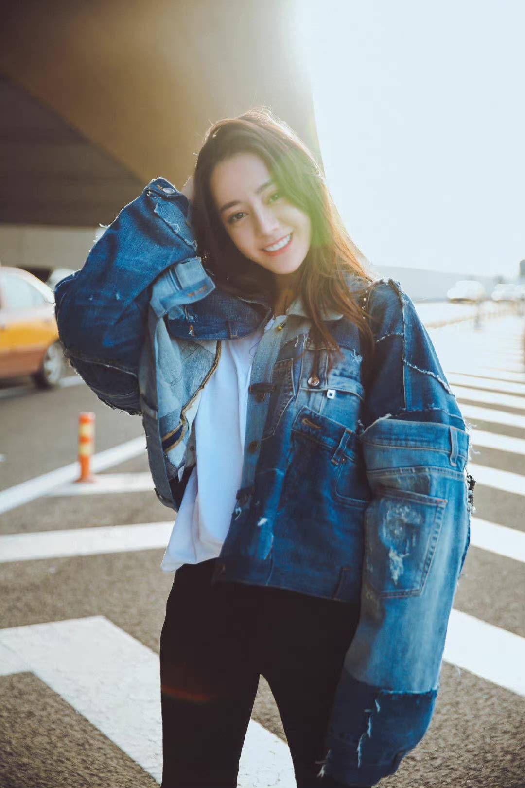 迪丽热巴 被迪丽热巴惊艳到了!拼接牛仔配小黑裤清纯甜美,五官过于精致