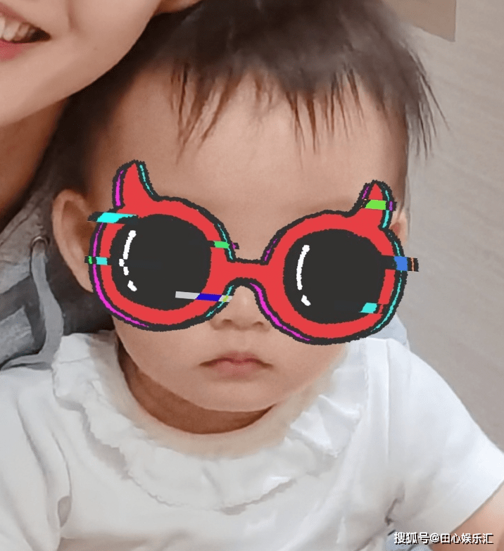 郑恺老婆晒女儿正面照,1岁女儿长得可爱,一家三口好幸福