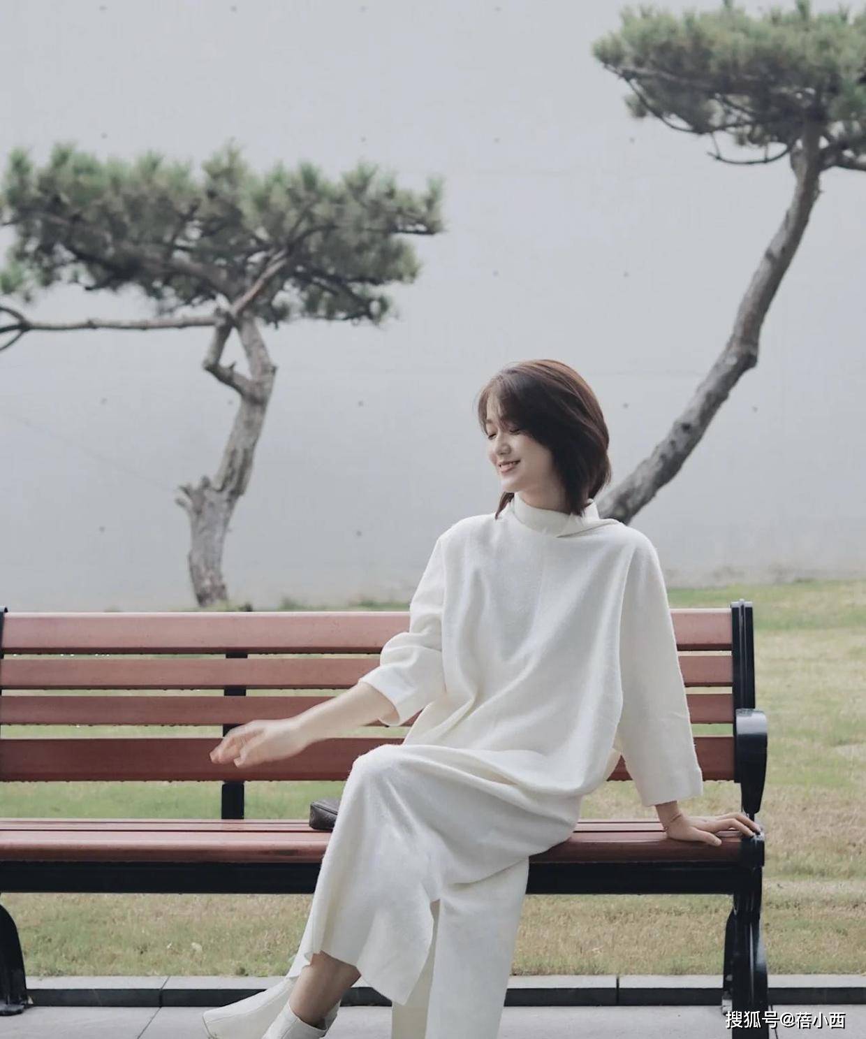 曲线 30岁的女人冬天怎样穿才优雅?首选“针织连衣裙”,高级感满满