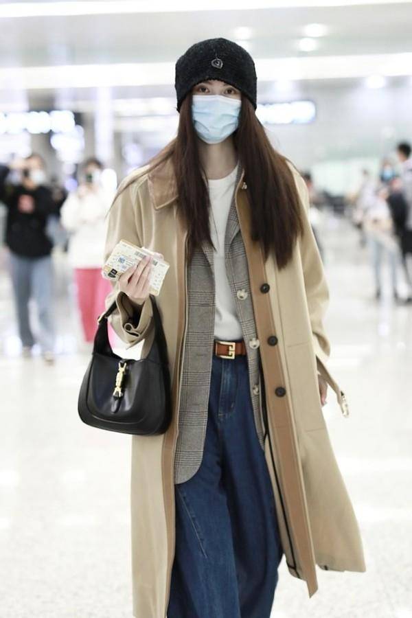 形象 何穗的腿太长了吧,老爹裤拖地穿也霸气十足,风衣穿搭更抢镜