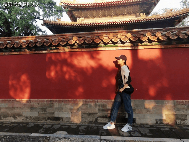 披肩 37岁吕一美得太娇嫩,粉紫色长裙穿成大家闺秀,浓妆素颜都不显老