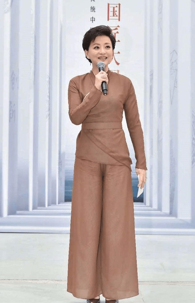 蓝色 著名主持人杨澜气质太出挑，穿蓝色连衣裙优雅大气，高级感满满