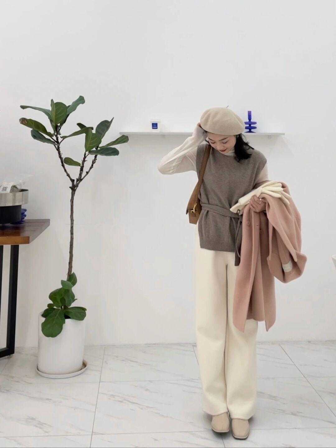 脚踝 天冷了,适合普通人的大衣冬季穿搭,不露脚踝也不露腿,高级洋气