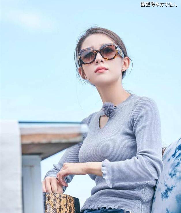 身材 吉娜又给郎朗长脸!一字肩配绒毛外搭优雅动人,不秀身材也很美