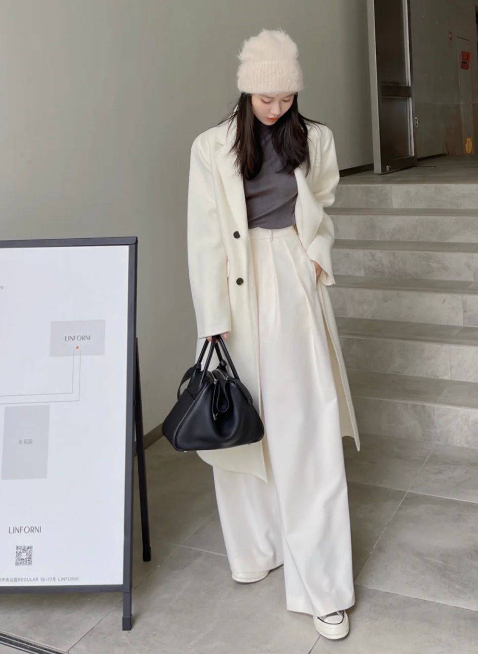 大衣 “大衣+牛仔裤”烂大街了，现在流行搭配这4种下装，时髦更显气质