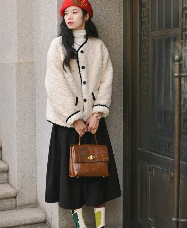 羊羔 在寒冷的冬天，不要只知道穿羽绒服，羊羔毛服装也很受宠