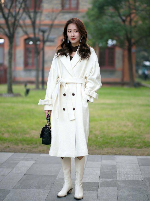 大腿 穿长大衣，搭“短靴”还是“长靴”更好看？穿对了提气质又显高