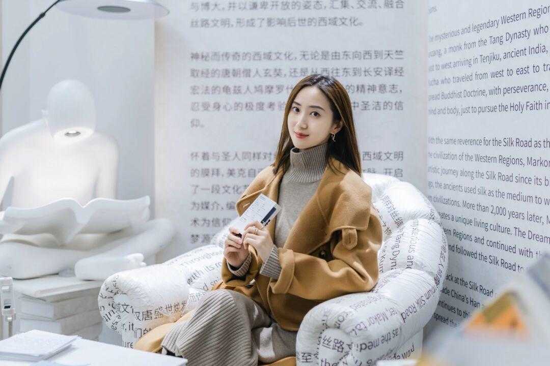 脚踝 天冷了,适合普通人的大衣冬季穿搭,不露脚踝也不露腿,高级洋气