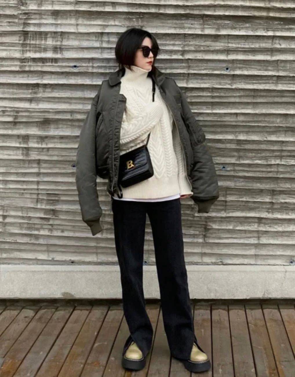 开衩 把阔腿裤收起来吧，现在流行这条“开叉裤”，配大衣羽绒服都高级