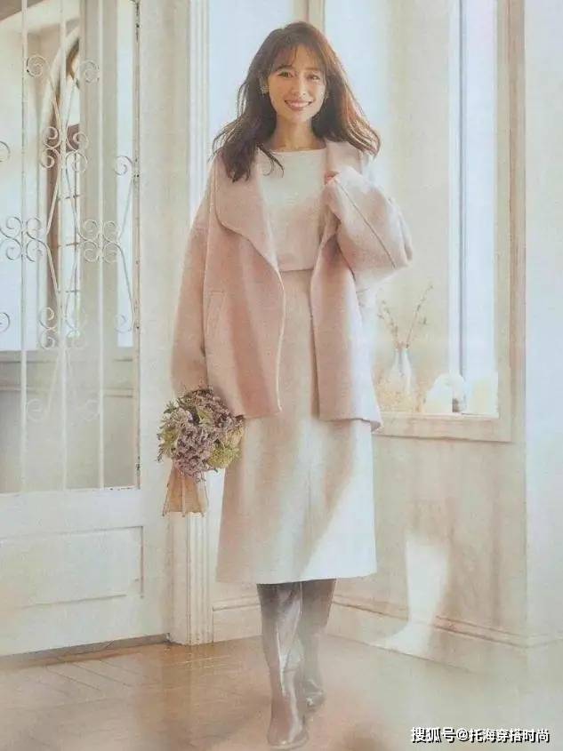 颜色 今年最火的“呢大衣+裙子”搭配,40岁女人照着穿,保暖又洋气