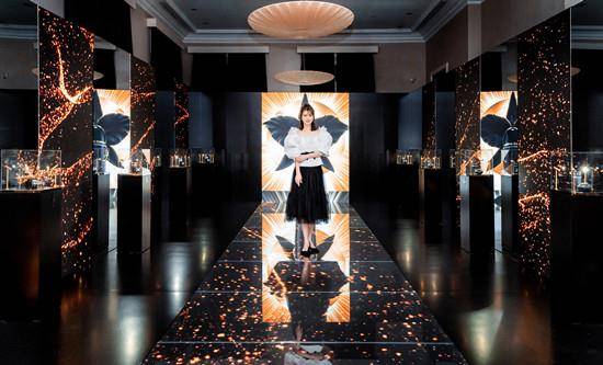 身材 洪欣打卡淮安古镇，穿学院领连衣裙，出道31年老戏骨还是少女颜