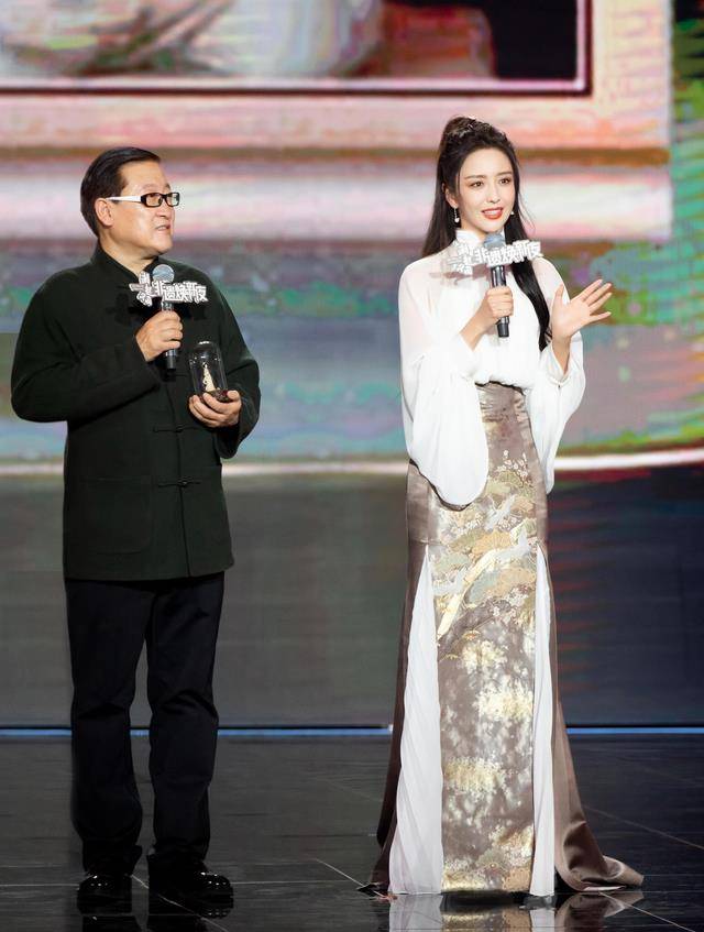 佟丽娅 佟丽娅“潮”起来真不得了,镭射裙里面套条古风裙,典雅不失潮流