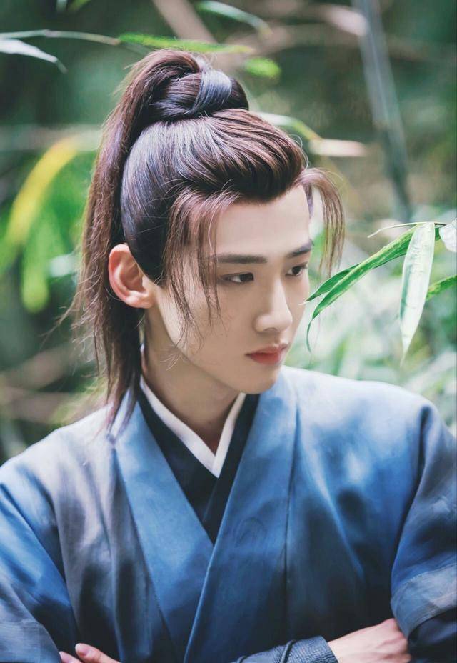 新川|白敬亭接新剧开机,穿越女主跟清朝阿哥的故事,女主还是个甜妹