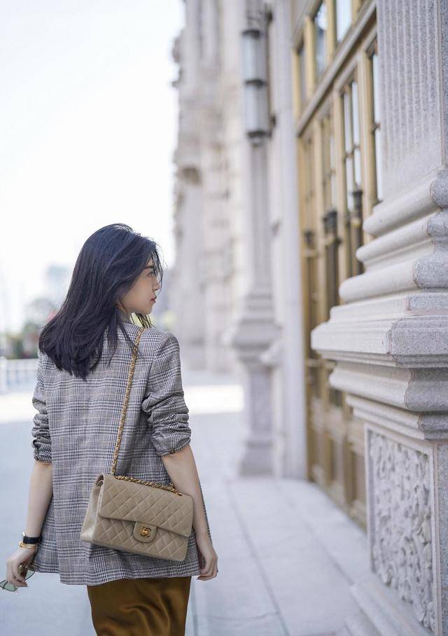 三木博主春季穿搭,格子西服外套内搭吊带连衣裙,减龄又洋气